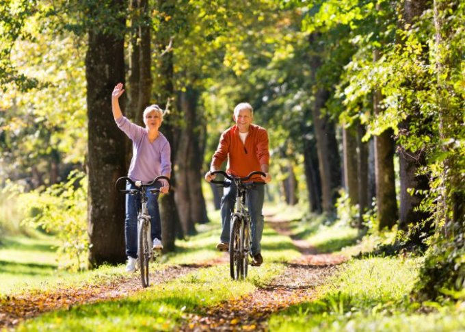 Seniorzy jeżdżący na rowerach doceniają korzyści jakie niesie uprawianie sportu