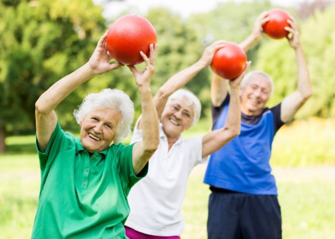 Seniorki podczas treningu dla utrzymania sprawności fizycznej w starszym wieku