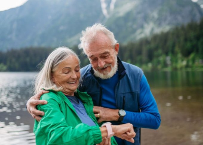 Seniorzy cieszą się z wyboru odpowiedniego smartwatcha z EKG dla seniora