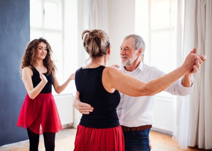 Seniorzy uczą się tańca towarzyskiego pod okiem instruktorki