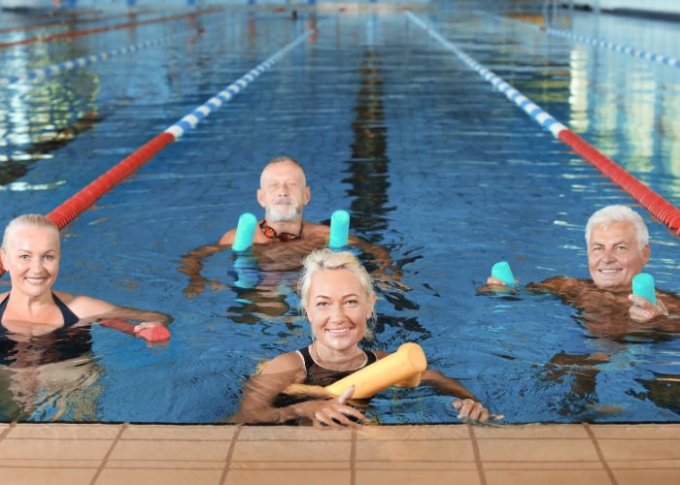 Seniorzy w trakcie zajęć pływania na basenie